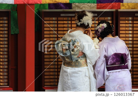 おみくじを引く和服の観光客　レンタル着物　レンタル振袖 126013367