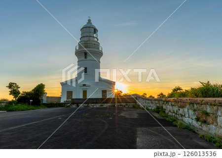 夕日と屋久島灯台　屋久島国立公園(夏 126013536