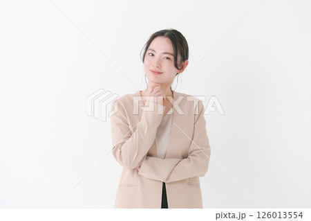 スーツ姿の20代女性 126013554