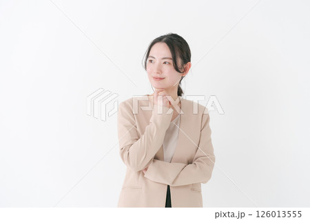 スーツ姿の20代女性 スーツ姿の20代女性 126013555