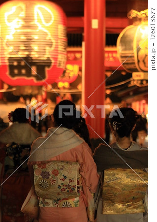 夜の浅草寺を参拝する和服の女性 126013677