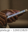 スマートフォンを操作する若い女性の手 126013820
