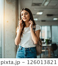 スマホで話す若い金髪女性 126013821