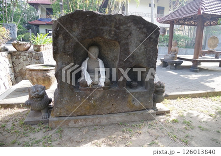 インドネシア　ジョグジャカルタ　ムンドゥット仏教僧院 126013840