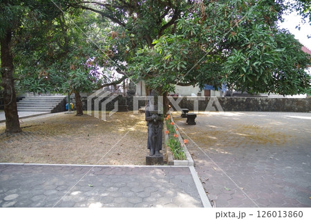 インドネシア　ジョグジャカルタ　ムンドゥット仏教僧院 126013860