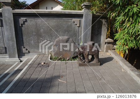 インドネシア　ジョグジャカルタ　ムンドゥット仏教僧院 126013876