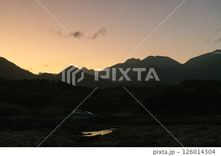 夕焼け　春田浜海水浴場　洋上アルプス屋久島(夏 126014304