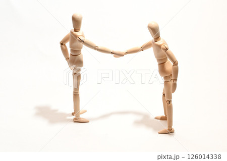 商談成立 握手をするビジネスマンのイメージ 商談成立 握手をするビジネスマンのイメージ 126014338