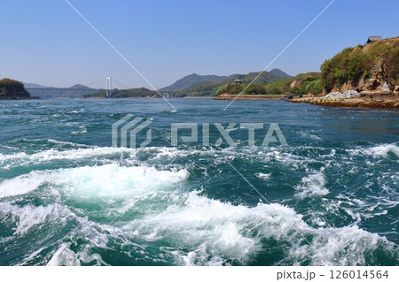 伯方島と大島間の宮窪瀬戸の激しい潮流(村上水軍 能島城址沖) 伯方島と大島間の宮窪瀬戸の激しい潮流(村上水軍 能島城址沖) 126014564