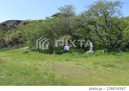 村上水軍 能島城址の石碑と案内看板 村上水軍 能島城址の石碑と案内看板 126014567