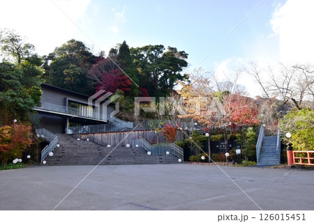 湯河原町 万葉公園湯河原惣湯玄関テラスエントランスと紅葉 湯河原町 万葉公園湯河原惣湯玄関テラスエントランスと紅葉 126015451