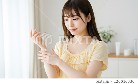 写真風素材：腕にクリームを塗る女性 126016336