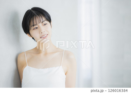 若い女性のビューティーイメージ 126016384