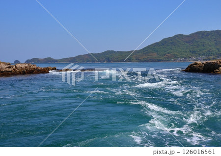 能島と鯛崎島間の激しい潮流(村上水軍 能島城址沖) 能島と鯛崎島間の激しい潮流(村上水軍 能島城址沖) 126016561