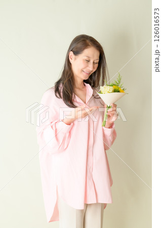 お花を手に持つシニア女性 お花を手に持つシニア女性 126016573