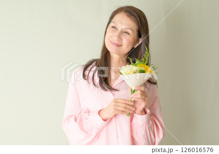 お花を手に持つシニア女性 126016576