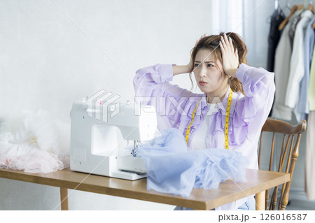 ミシンで裁縫する若い女性 126016587