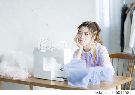自宅で洋裁をする女性 126016589
