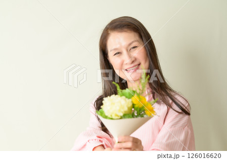 お花を手に持つシニア女性 お花を手に持つシニア女性 126016620