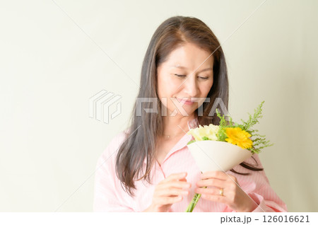 お花を手に持つシニア女性 お花を手に持つシニア女性 126016621