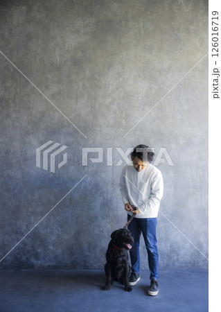 愛犬と男性 126016719