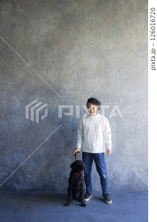 愛犬と男性 126016720