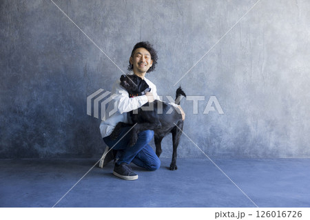 愛犬と男性 126016726
