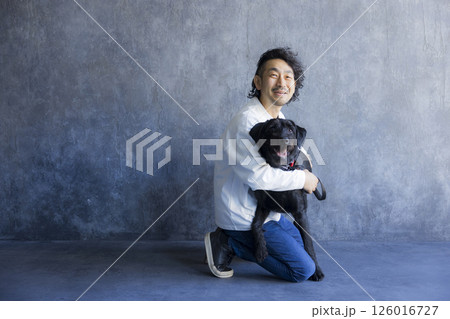 愛犬と男性 126016727