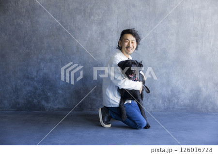 愛犬と男性 126016728