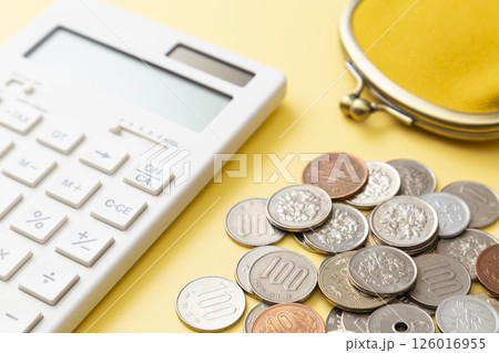 電卓と財布と小銭 電卓と財布と小銭 126016955
