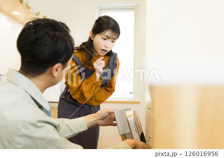 食洗機の修理にきた男性作業員 126016956