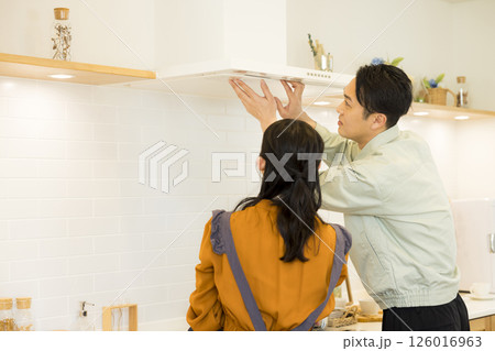 キッチンの修理にきた男性作業員 キッチンの修理にきた男性作業員 126016963