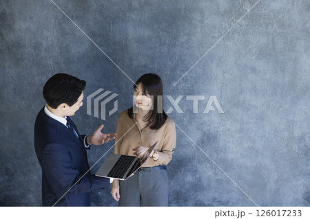 会話するビジネスマンとビジネスウーマン 会話するビジネスマンとビジネスウーマン 126017233