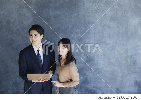 会話するビジネスマンとビジネスウーマン 会話するビジネスマンとビジネスウーマン 126017236