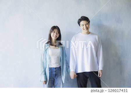 並んで立つ男女 並んで立つ男女 126017431