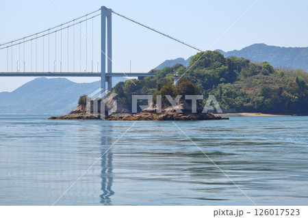 伯方島と大島間の宮窪瀬戸にある鶏小島灯台と伯方・大島大橋 伯方島と大島間の宮窪瀬戸にある鶏小島灯台と伯方・大島大橋 126017523