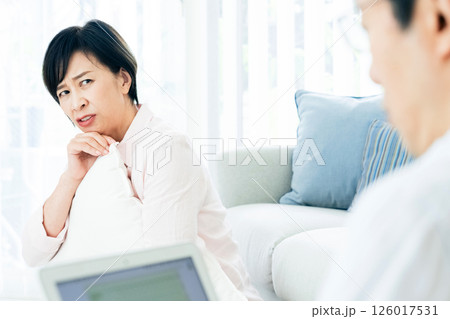 夫に不満を感じる中高年女性 126017531
