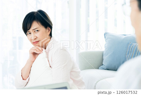 夫に不満を感じる中高年女性 126017532