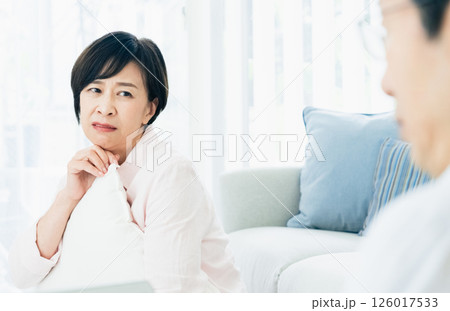 夫に不満を感じる中高年女性 夫に不満を感じる中高年女性 126017533