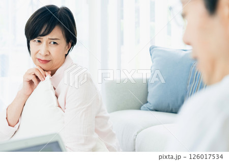 夫に不満を感じる中高年女性 126017534