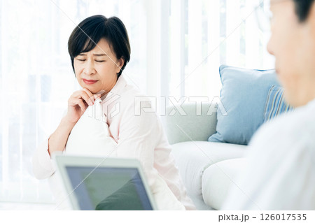夫に不満を感じる中高年女性 夫に不満を感じる中高年女性 126017535
