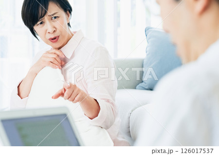 夫に不満を感じる中高年女性 夫に不満を感じる中高年女性 126017537