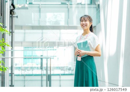 オフィスの廊下を歩くキャリアウーマン 126017549