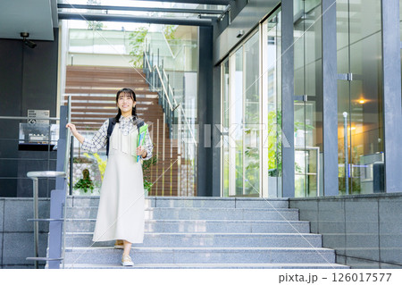 キャンパスを歩く大学生 126017577