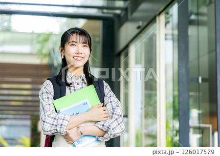 キャンパスを歩く大学生 キャンパスを歩く大学生 126017579
