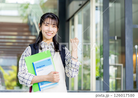 キャンパスを歩く大学生 126017580