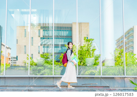 外を歩く大学生の女性 126017583