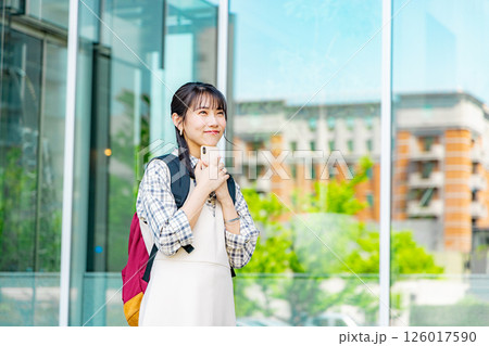 スマホを持つ若い大学生の女性 126017590