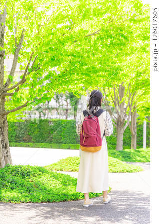外で歩く大学生の女性 外で歩く大学生の女性 126017605