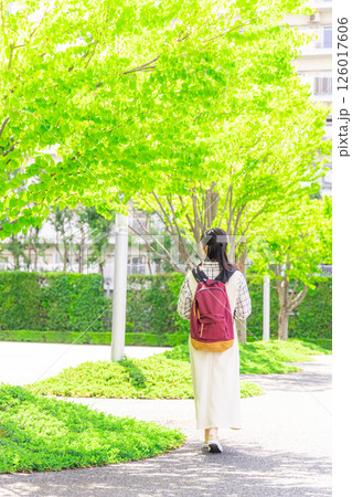 外で歩く大学生の女性 外で歩く大学生の女性 126017606